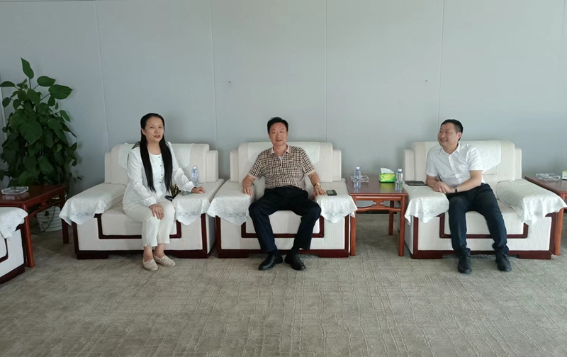 岳氏集團(tuán)董事長(zhǎng)岳平安、北京中郵鴻運(yùn)董事副總黃貴斌拜訪中展航空