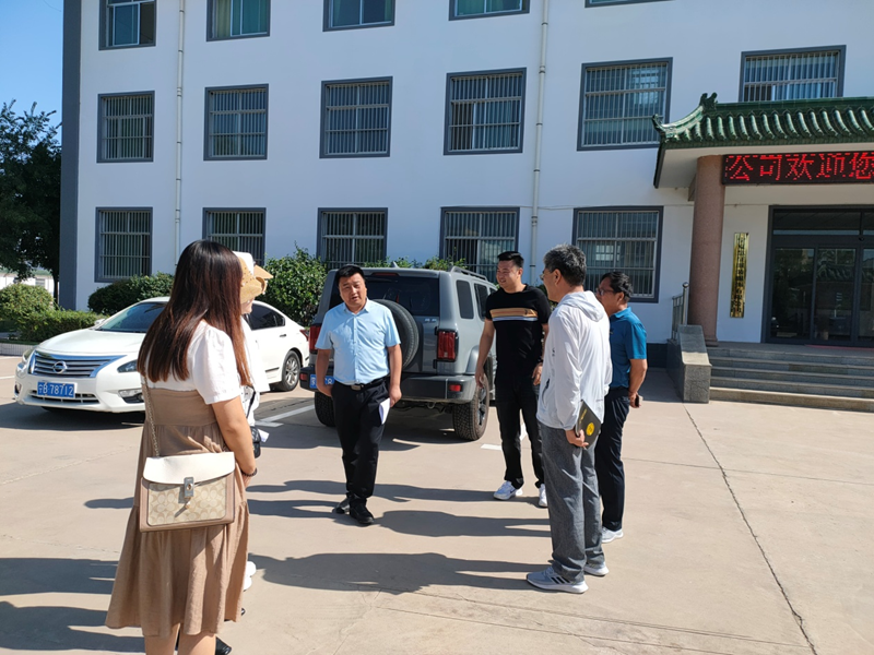 石嘴山市投資促進(jìn)局副局長(zhǎng)李剛一行蒞臨寧夏興康恒潤農(nóng)業(yè)科技發(fā)展有限公司實(shí)地調(diào)研