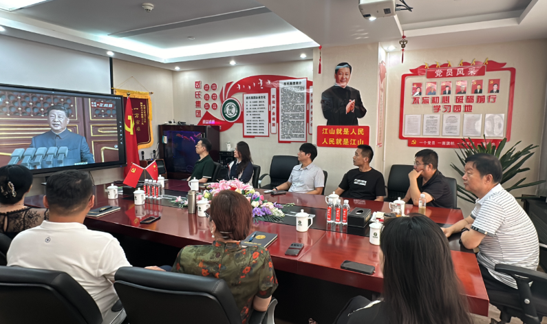 岳氏集團(tuán)組織觀看抗戰(zhàn)勝利閱兵，愛(ài)國(guó)情懷激蕩人心